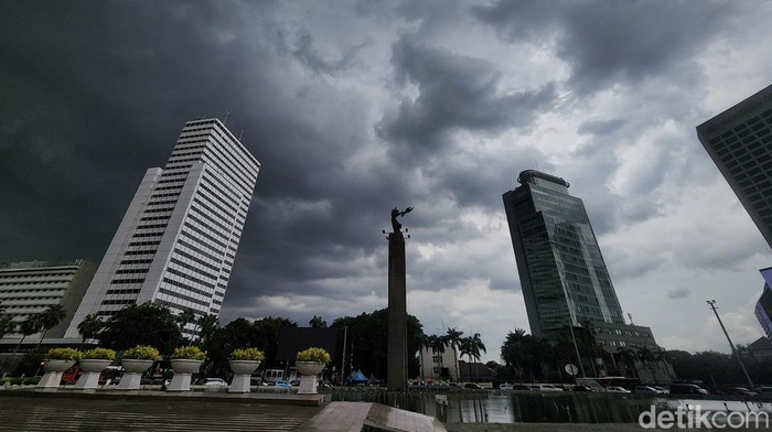 Awan hitam pekat memayungi kawasan Sudirman-Thamrin, Jakarta, Kamis (5/12/2024). BMKG memperkirakan akan terjadi badai dan potensi banjir besar pada masa libur natal dan tahun baru (nataru) 2024. Hal ini disebabkan oleh pergerakan seruak udara dingin dari dataran tinggi Siberia menuju Indonesia dan landing pada 20 20 Desember sampai sekitar 29 Desember.