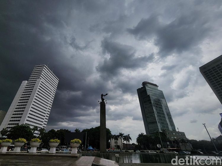 Bersiap! BMKG Prediksi Libur Nataru Terancam Cuaca Ekstrim dan Banjir