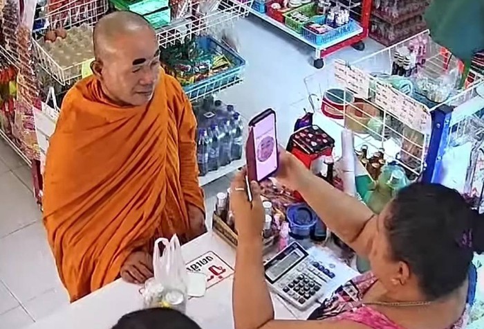 Biksu dipakaikan alis palsu