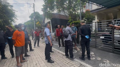 BNNP Bali menggeledah kamar kos tersangka jaringan peredaran narkotika Sumut-Bali di Desa Mas, Kecamatan Ubud, Gianyar, Bali, Kamis (5/11/2024). (Foto: I Nyoman Adhisthaya Sawitra/detikBali)