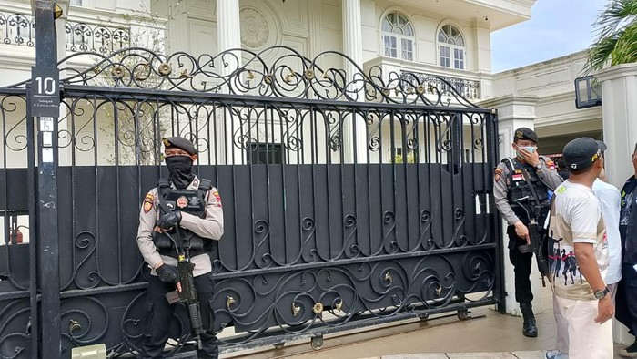 BNNP Kepri geledah dua rumah mewah di Batam terkait pengungkapan 40 kilogram sabu.