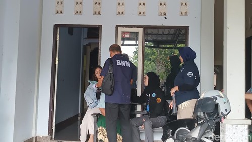 BNNP Nusa Tenggara Barat (NTB) menggeledah salah satu rumah warga di Dusun Begak, Desa Bunut Baok, Kecamatan Praya, Lombok Tengah, Senin (5/12/2024). (Foto: Edi Suryansyah/detikBali)