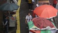Komoditas lain yang mendorong inflasi dalam kelompok adalah bawang merah dan tomat yang masing-masing memberi andil inflasi 0,01%. Kemudian emas perhiasan yang memberikan andil inflasi sebesar 0,04%, daging ayam ras dan minyak goreng 0,03%, bawang putih, ikan segar, SKM dan kopi bubuk masing-masing memberikan andil inflasi sebesar 0,01%.