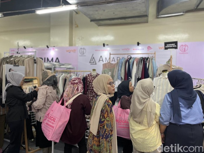 Acara Glam Local Warehouse Sale di Aeon Mall Tanjung Barat, Jakarta Selatan berlangsung mulai dari tanggal 28 November hingga 3 Desember 2023