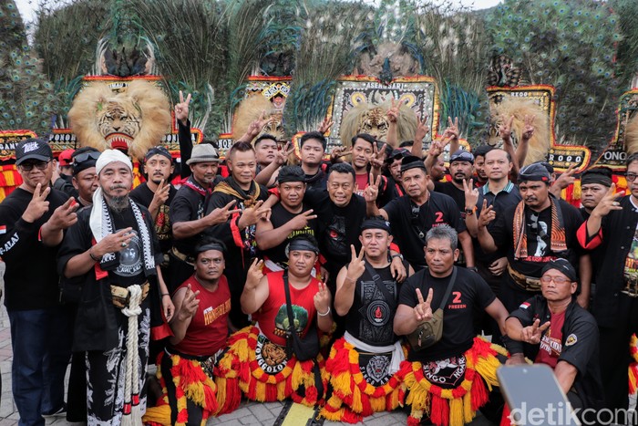 Bupati Giri bersama seniman Reog Ponorogo