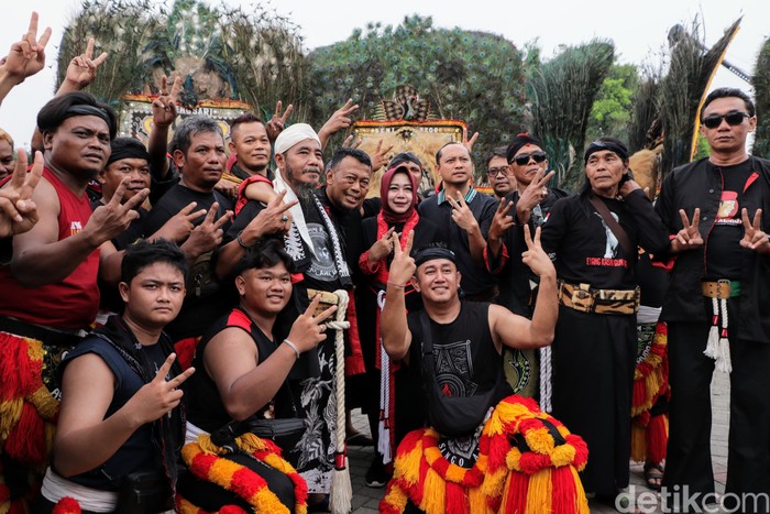 Bupati Giri bersama seniman Reog Ponorogo