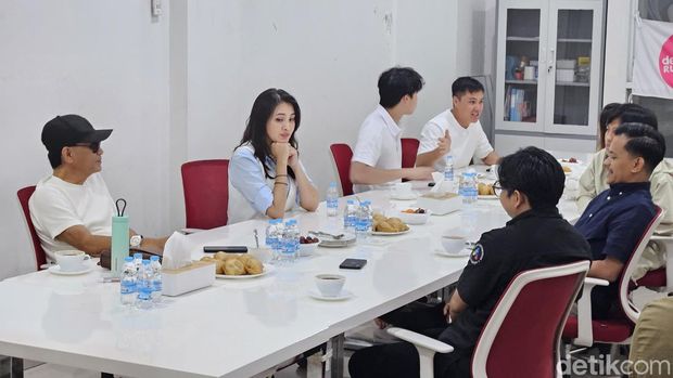 Calon gubernur Maluku Utara, Sherly Laos berkunjung ke Kantor detikcom Regional Indonesia Timur di Makassar.