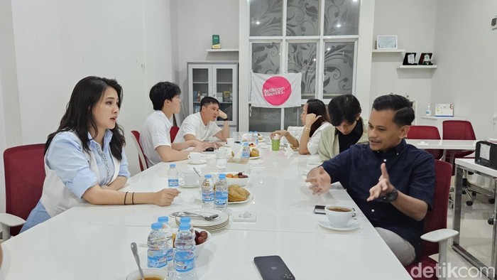 Calon gubernur Maluku Utara, Sherly Tjoanda berkunjung ke Kantor detikcom Regional Indonesia Timur di Makassar.
