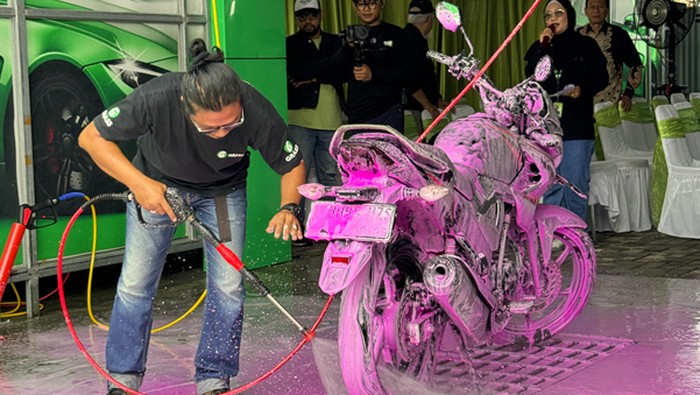 Cuci kendaraan pakai touchless shampoo.