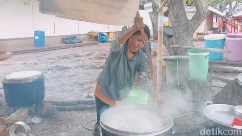 Situasi di dapur umum Posko Lewoingu, Kecamatan Titehena, Flores Timur, Kamis (5/12/2024). (Yurgo Purab).