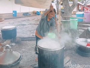 Potret Relawan di Dapur Umum Pengungsian Erupsi Lewotobi Laki-laki