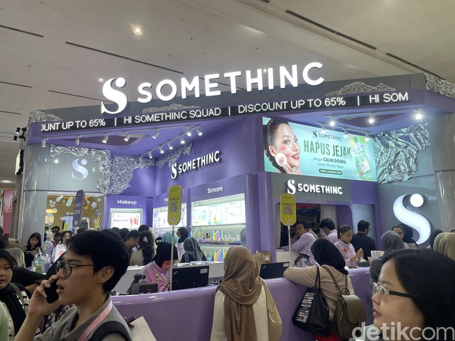 Beberapa brand makeup lokal banting harga hingga 80% di Jakarta X Beauty 2024. Ada juga promo menarik lain seperti Flash Sale, Buy 1 Get 1, games, dan produk gratis. Foto: Rahmi Anjani/Wolipop