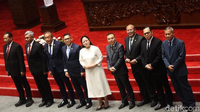 Rapat paripurna DPR mengesahkan lima pimpinan KPK periode 2024-2029 hasil uji kelayakan dan kepatutan di Komisi III DPR. Ketua KPK dijabat oleh Setyo Budiyanto.