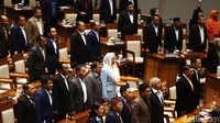 Pengesahan lima pimpinan KPK dihadiri oleh 308 anggota DPR.  