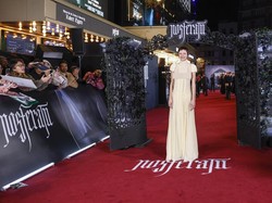 Aktris Non-Biner Alihkan Perhatian, Pakai Gaun Menerawang di Karpet Merah