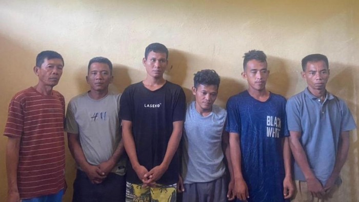 Enam pencuri sawit di Musi Rawas Utara (Muratara) ditangkap polisi. Mereka sempat melakukan perusakan mobil dan pengancaman menggunakan senjata tajam.