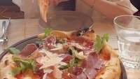 Kalau ini momen Felicia ketika berada di sebua restoran. Ia tampak menikmati pizza dengan topping beef dan keju yang melimpah. Foto: Instagrarm @feliciatissue