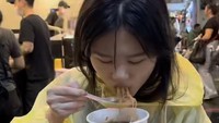 Kalau ini momen kuliner Felicia saat berada di Taiwan beberapa waktu lalu. Felicia menikmati mie berkuah hangat di tengah hujan. Foto: Instagrarm @feliciatissue