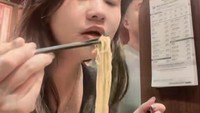 Momen kulineran Felicia Tissue banyak diunggah ke akun Instagram @feliciatissue. Mulai dari momen kuliner di Jakarta hingga luar negerti. Seperti menikmati ramen Ichiran di Jepang. Foto: Instagrarm @feliciatissue