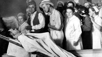 Setelah John Dillinger ditembak dan dibunuh oleh FBI pada tahun 1934, kamar mayat Chicago memamerkan tubuh perampok bank kepada publik. Ribuan penonton berbaris untuk melihat penjahat yang jatuh, yang pada saat itu telah menjadi semacam tokoh mitos Robin Hood. Meskipun ada sedikit bukti bahwa Dillinger pernah berbagi kekayaannya, dia telah sepenuhnya menangkap imajinasi publik sebagai pahlawan yang melawan otoritas era Depresi - serta menjadi seorang wanita terkenal. Foto: Allthatinteresting