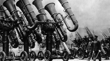 Kaisar Jepang Hirohito memeriksa pencari lokasi pesawat akustik militer yang digunakan untuk mendeteksi pesawat dengan suara mesin sebelum tersedia teknologi radar. Sidak ini dilakukan beberapa waktu sebelum akhir Perang Dunia II Foto: Allthatinteresting