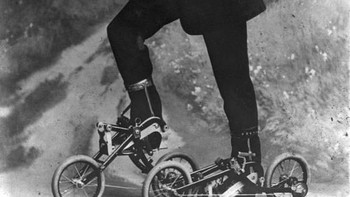 Seorang pria memakai sepatu roda versi awal yang ditenagai dengan pedal dan roda, 1910. Foto: Allthatinteresting