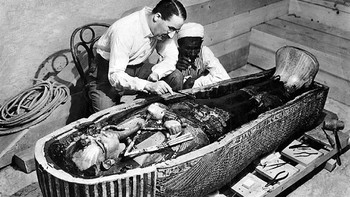 Arkeolog Inggris Howard Carter pertama kali membuka bagian paling dalam makam Raja Tutankhamun segera setelah ditemukan di dekat Luxor, Mesir pada tahun 1922. Foto: Allthatinteresting
