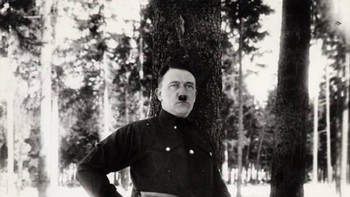 Adolf Hitler berpose di lederhosen, sekitar tahun 1930-an. Hitler memiliki foto ini dan beberapa lainnya dilarang karena, menurut pendapatnya, mereka merusak martabatnya. Foto-foto itu muncul lagi setelah seorang tentara Sekutu menemukan salinannya di sebuah rumah Jerman pada tahun 1945. Foto: Allthatinteresting