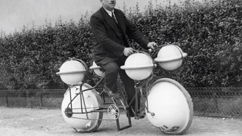 Cyclomer, sebuah sepeda amfibi yang tidak pernah dipasarkan setelah diperkenalkan di Paris pada tahun 1932. Foto: Allthatinteresting