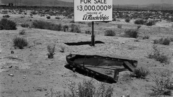 Las Vegas pada tahun 1955, sebelum kemewahan menjadi pemandangan umum. Tahun itu, majalah LIFE secara akurat memprediksi bahwa kota itu diatur untuk ledakan terbesarnya. Foto: Allthatinteresting