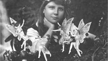 Pada tahun 1917, Elsie Wright yang berusia 16 tahun dan sepupunya yang berusia sembilan tahun Frances Griffiths berfoto bersama Cottingley Fairies di desa Cottingley, dekat Bingley di West Yorkshire. Salah satu tipuan terbesar abad ke-20, mereka hanya mengakui bahwa foto-foto itu palsu pada tahun 1983. Foto: Allthatinteresting