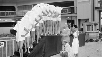 Peserta dalam Kontes Kaki Cantik memakai sarung bantal di atas kepala mereka sehingga juri hanya dapat melihat kaki mereka. Taman Hiburan Palisades, New Jersey. 1951. Foto: Allthatinteresting