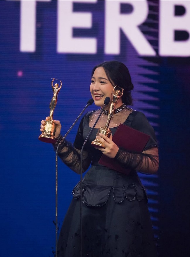 Tampil klasik, penyanyi berusia 20 tahun memilih gaya sanggul minimalis, dengan pulasan makeup tipis bernuansa nude. Foto: Instagram