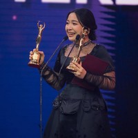 Tampil klasik, penyanyi berusia 20 tahun memilih gaya sanggul minimalis, dengan pulasan makeup tipis bernuansa nude. Foto: Instagram