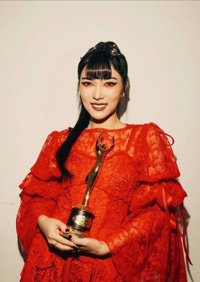 Isyana Sarasvati tampil dengan dandanan nyentrik lewat makeup mata bergaris eyeliner tebal dan aksen merah di garis bawah mata. Peraih piala untuk kategori Artis Solo Rock/Instrumentalia Rock Terbaik ini bergaya bold dalam balutan gaun lace merah. Foto: Instagram