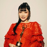 Isyana Sarasvati tampil dengan dandanan nyentrik lewat makeup mata bergaris eyeliner tebal dan aksen merah di garis bawah mata. Peraih piala untuk kategori Artis Solo Rock/Instrumentalia Rock Terbaik ini bergaya bold dalam balutan gaun lace merah. Foto: Instagram