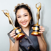 Sherina Munaf yang diganjar dua piala AMI Awards 2024 mengenakan busana abu-abu metalik bordiran silver. Headpiece warna emas dan anting mutiara melengkapi busananya. Foto: Instagram