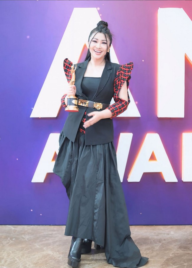 Dari kategori musik dangdut, ada Fitri Carlina yang memenangkan Artis Solo/Grup/Kolaborasi Dangdut Elektro Terbaik. Fitri hadir menerima penghargaan dalam balutan busana edgy, jas dekonstruktif yang dipadu rok panjang asimetris. Foto: Instagram