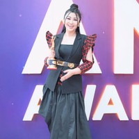 Dari kategori musik dangdut, ada Fitri Carlina yang memenangkan Artis Solo/Grup/Kolaborasi Dangdut Elektro Terbaik. Fitri hadir menerima penghargaan dalam balutan busana edgy, jas dekonstruktif yang dipadu rok panjang asimetris. Foto: Instagram