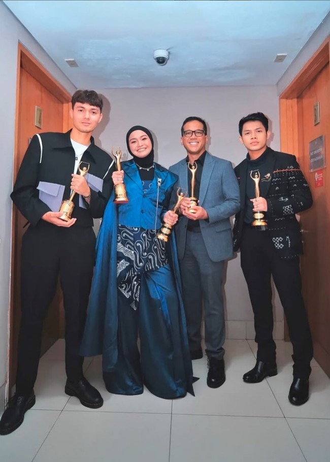 Salma Salsabil meraih dua piala untuk kategori Artis Solo Wanita Terbaik dan Karya Produksi Terbaik Terbaik. Salma tampil dengan busana hijab berupa setelan jas biru metalik yang diberi aksen kain batik. Foto: Instagram