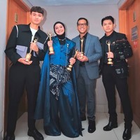 Salma Salsabil meraih dua piala untuk kategori Artis Solo Wanita Terbaik dan Karya Produksi Terbaik Terbaik. Salma tampil dengan busana hijab berupa setelan jas biru metalik yang diberi aksen kain batik. Foto: Instagram