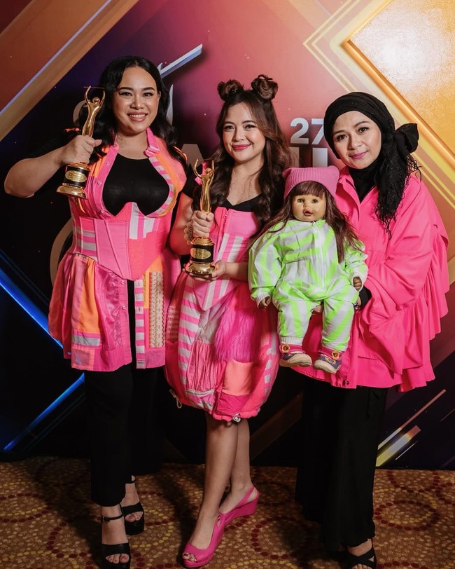 Tasya Kamila menang penghargaan Duo/Grup/Kolaborasi Anak-anak Terbaik bersama Arrasya, Natasha Chariani, Aput dan Ria Enes - Susan. Foto: Instagram