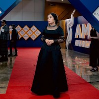 Bernadya memborong empat piala AMI Awards 2024, salah satunya Album Terbaik Terbaik. Pelantun lagu ‘Untungnya, Hidup Harus Tetap Berjalan’ ini tampil cantik berbalut gaun hitam dengan aksen transparan di lengan. Foto: Instagram