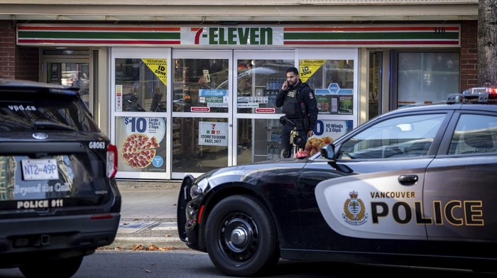 Geger Penikaman di Minimarket Kanada, Pelaku Ditembak Mati A Vancouver Police officer documents a crime scene in a 7-Eleven in Vancouver, British Columbia, Wednesday, Dec. 4, 2024. (Ethan Cairns/The Canadian Press via AP)