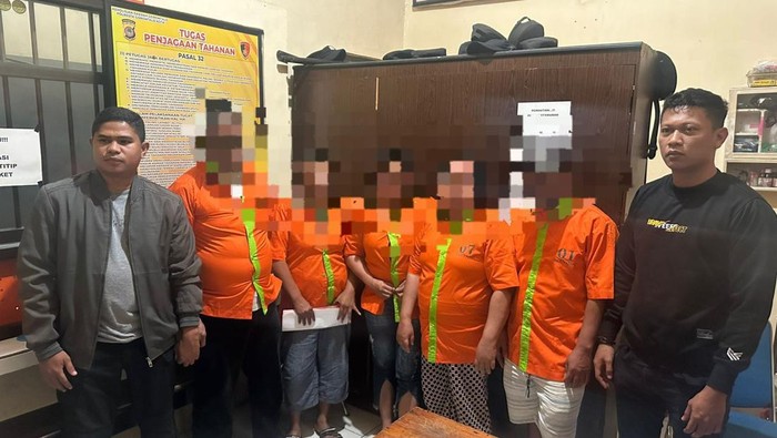 Sebanyak 5 orang di Kota Gorontalo, Provinsi Gorontalo ditangkap polisi gegara kedapatan bermain judi remi.
