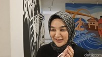 Hana Hanifah sempat menghindar dari wartawan usai diperiksa. (Raja Adil Siregar/detikSumut)