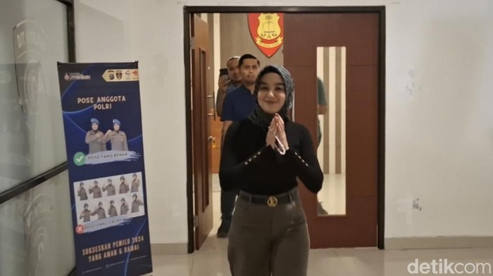 Hana Hanifah diperiksa penyidik Polda Riau di kasus SPPD fiktif (Raja Adil Siregar/detikcom)