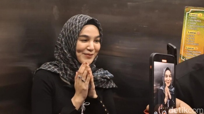 Hana Hanifah saat berada di lift usai menjalani pemeriksaan di Polda Riau terkait kasus SPPD fiktif (Dok Raja Adil Siregar)