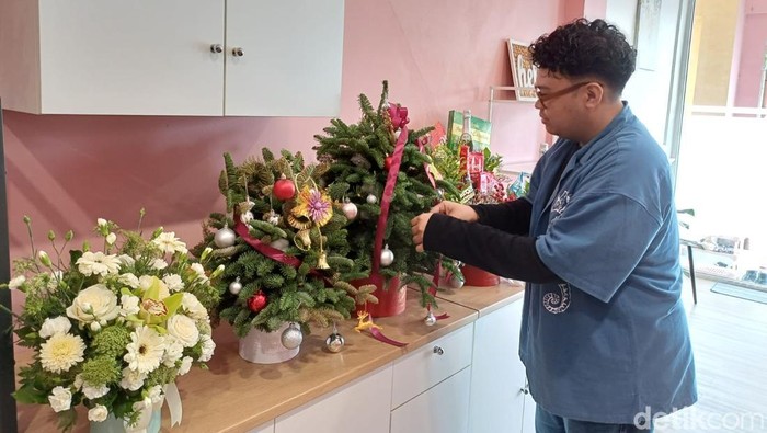 Toko bunga Hello Florist Palembang banjir pesanan bunga segar dan pohon pinus jelang Natal.
