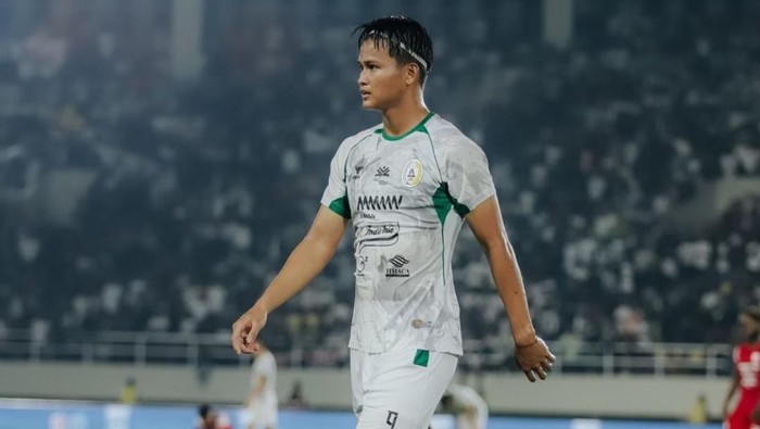 Hokky Caraka saat laga Persis Solo vs PSS Sleman di Stadion Manahan, Solo, Minggu (3/11/2024).